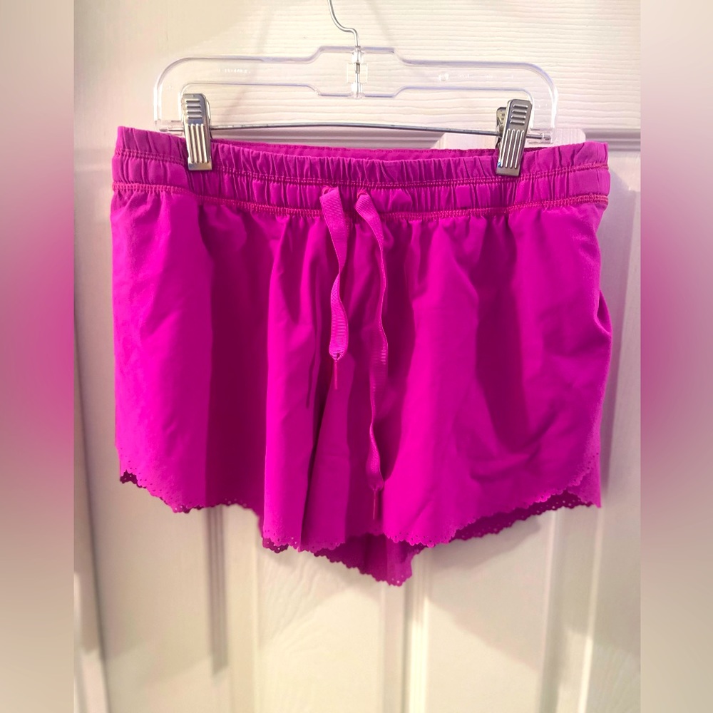 Lululemon Shorts Magenta. Size 4. Jaw string. Scalloped detail with dots.